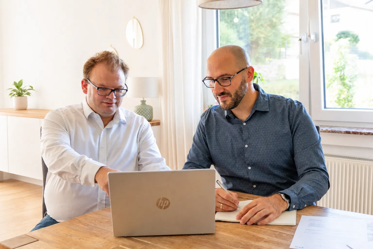 Gemeinsame Projektbesprechung am Laptop bei PW Solutions